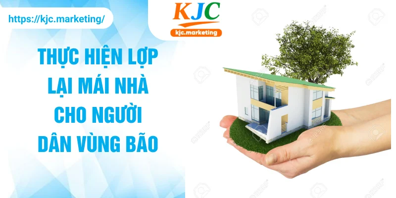 Thực hiện lợp lại mái nhà cho người dân vùng bão